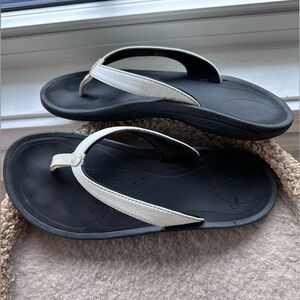 Kulapa Kai 20198-4R40 style of OluKai white flip-flop sandals US women’s size 8